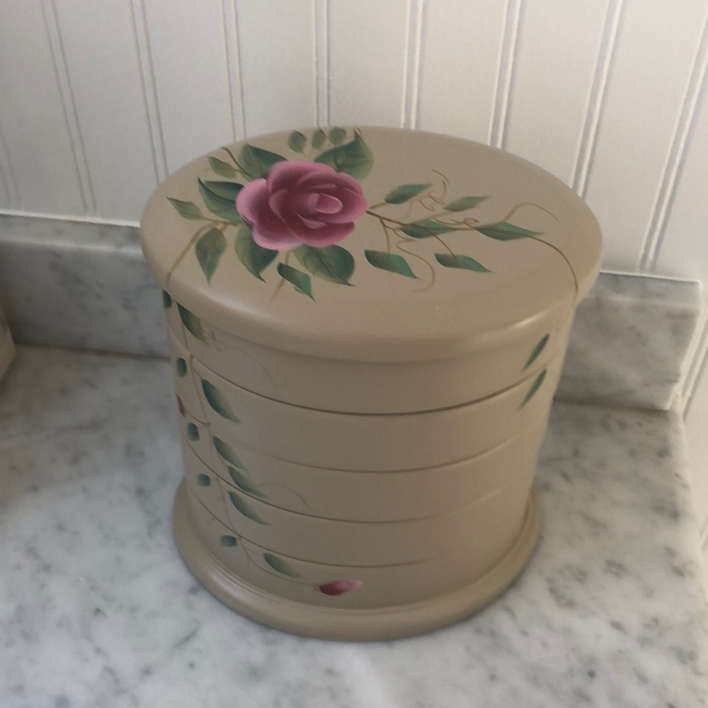 Jewelry box with tarnish resistant lining